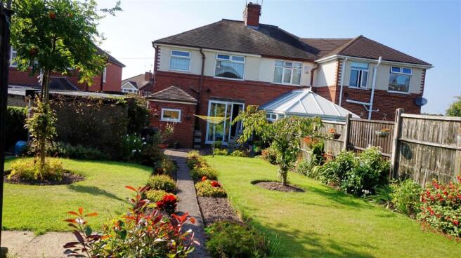 ENCLOSED REAR GARDEN