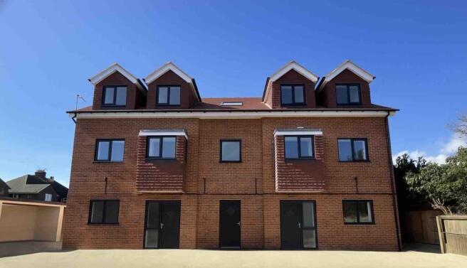 Executive 1 bedroom ground floor apartment to ren
