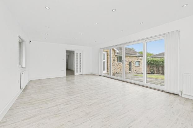 5 bed Detached to rent Image 10