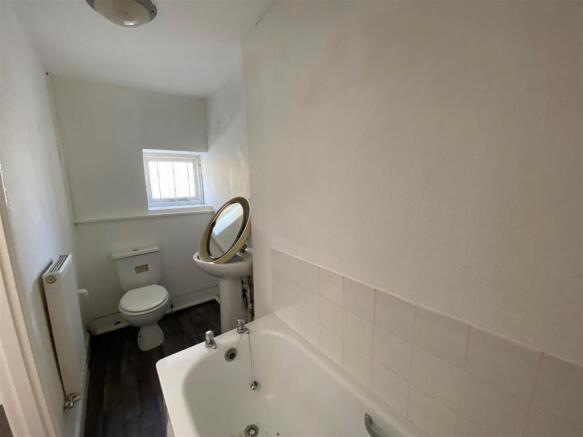 46 Richard Street - bathroom.jpg