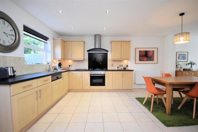 Kitchen 2.jpg