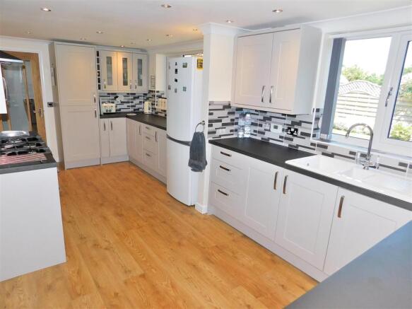 KITCHEN 2.JPG
