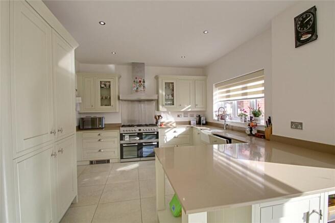 5 bed Detached for sale Image 7