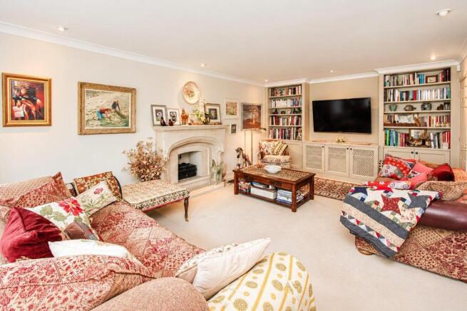 5 bed Detached for sale Image 6