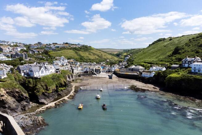 64fed90a1c0fa_MarketHouse_white line