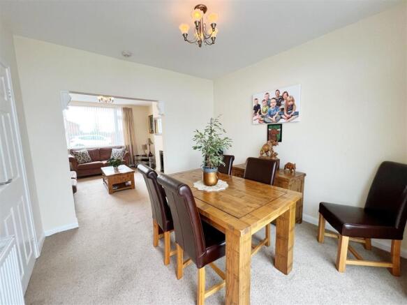 Dining Room pic 3.jpg