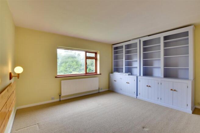4 bed Bungalow for sale Image 11
