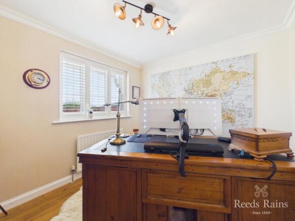 4 bed Bungalow for sale Image 10