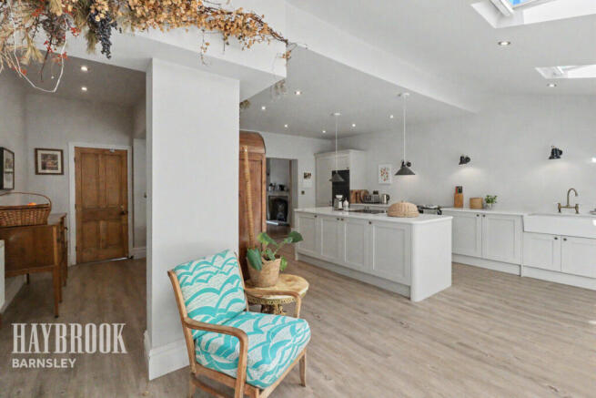 4 bed Semi-Detached for sale Image 9