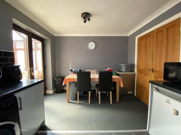 5 bed Semi-Detached for sale Image 11