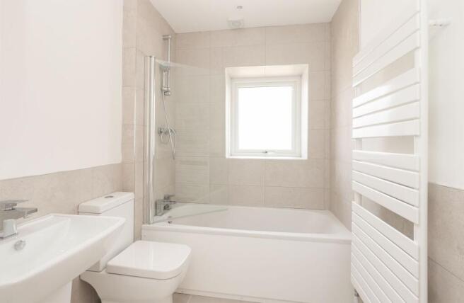 5 bed Detached for sale Image 9
