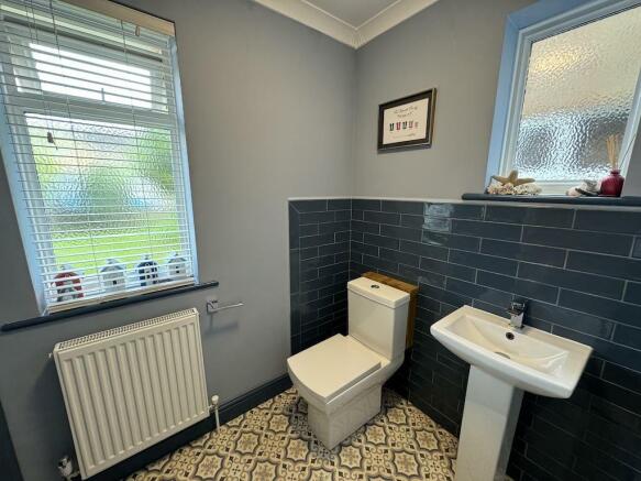 5 - Downstairs WC.jpg