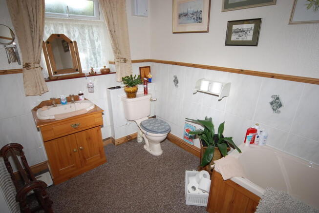 GROUND FLOOR BATH...