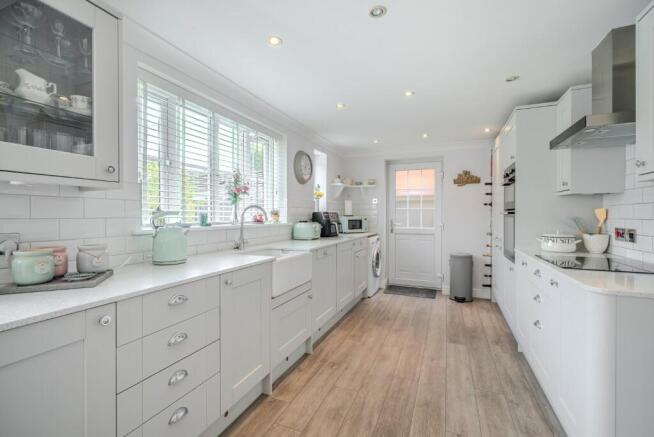 5 bed Detached for sale Image 4