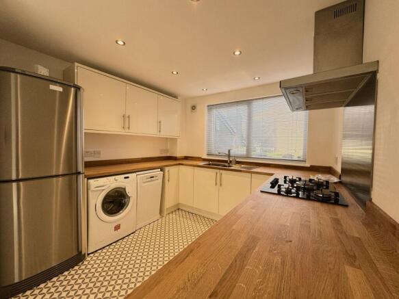 3 bed End of Terrace to rent Image 4