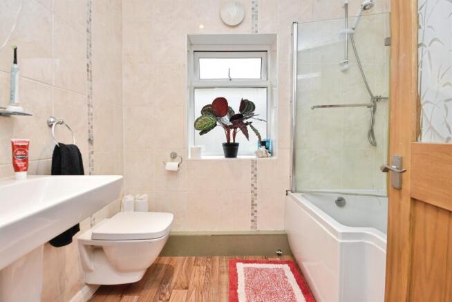 4 bed Detached for sale Image 12
