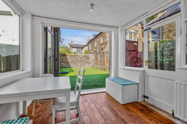 6 bed House for sale Image 10
