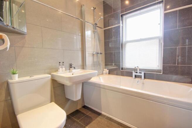 4 bed Detached for sale Image 8