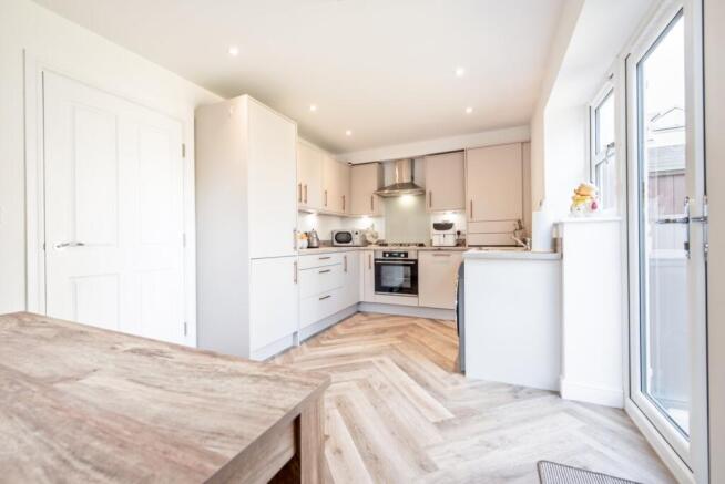 4 bed Semi-Detached for sale Image 4