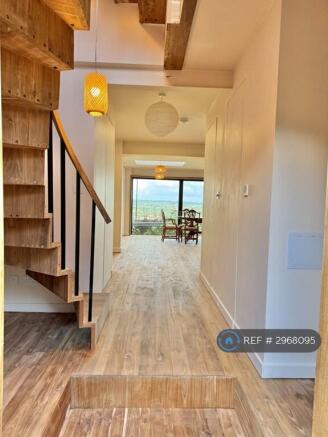 4 bed Semi-Detached to rent Image 12