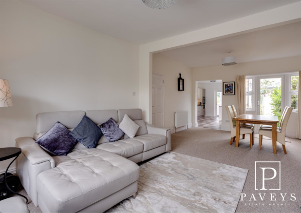 OPEN PLAN SITTING ROOM & DINING ROOM