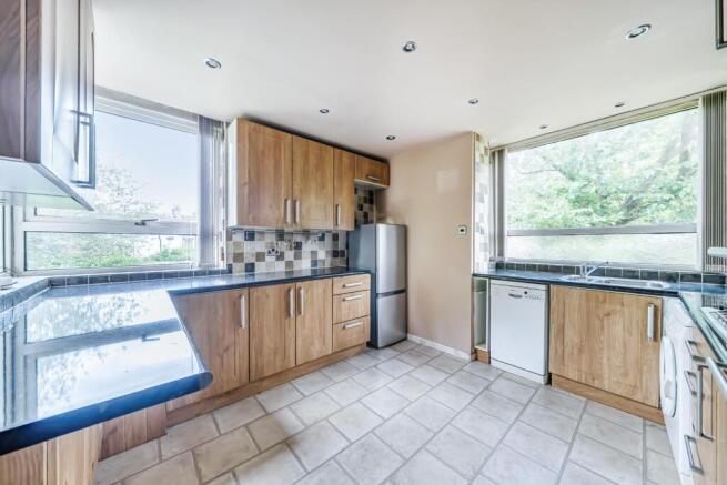 5 bed Detached for sale Image 4