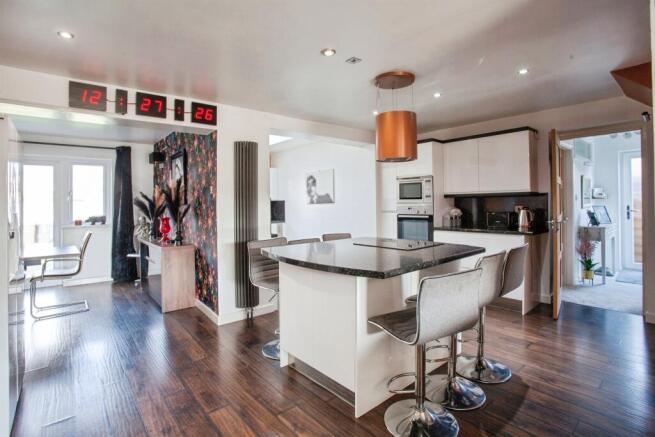 5 bed Detached for sale Image 6