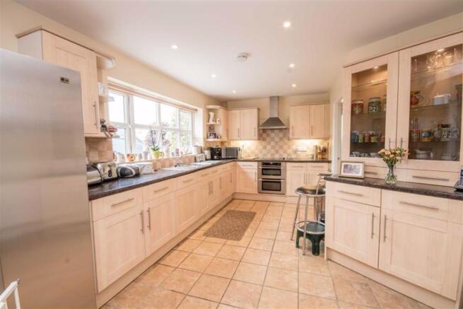 KITCHEN/BREAKFAST ROOM