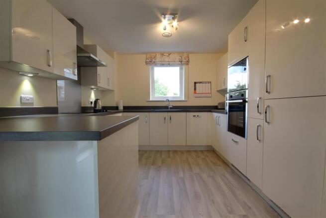 2 bed Flat for sale Image 6