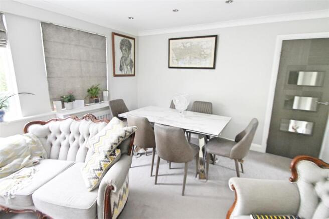 Lounge/Dining Room: