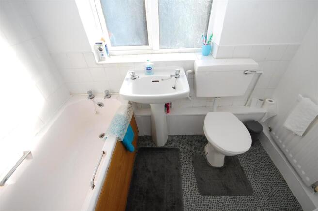 9westbourneavenueBATHROOM.JPG