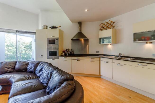 8398016-interior01.jpg