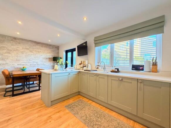 4 bed Semi-Detached for sale Image 2