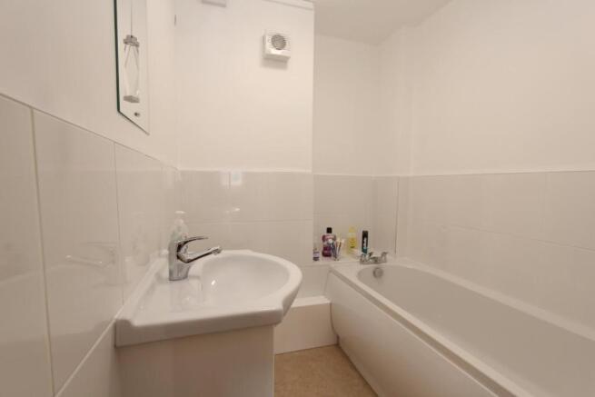 11 Lime Court bathroom.jpg