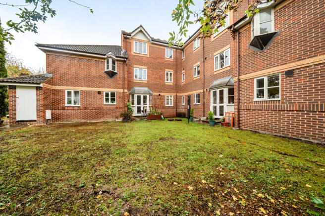 2-bed flat on Middle Furlong, Didcot, £230,000