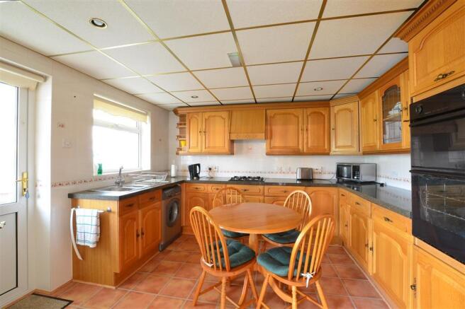 Kitchen/ Breakfast Room