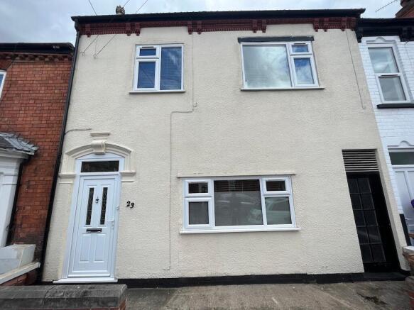 Well-presented terraced house with a clean pebb...