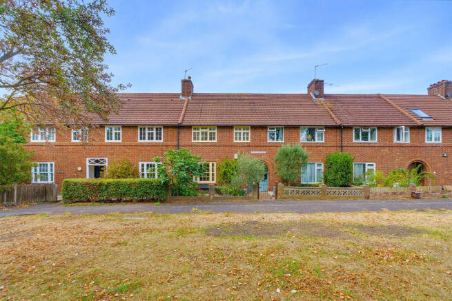 House with front communal gardens