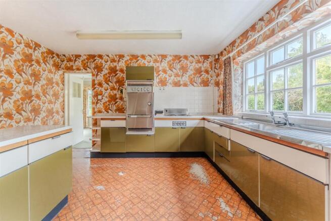 FULLY FITTED KITCHEN