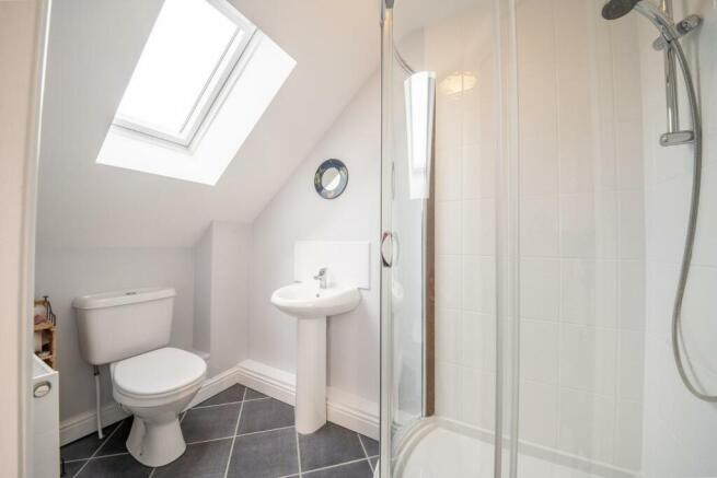 BED 1 ENSUITE.jpg