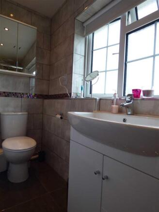 EN-SUITE SHOWER ROOM