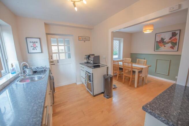 3 bed Semi-Detached for sale Image 6