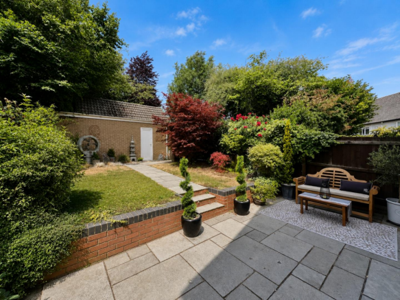Manor av - garden11.png