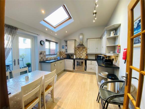 2 bed Flat for sale Image 5