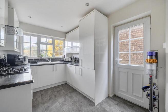 Kelsey Avenue,  Finchampstead, Berkshire, RG40 4TZ photo 4