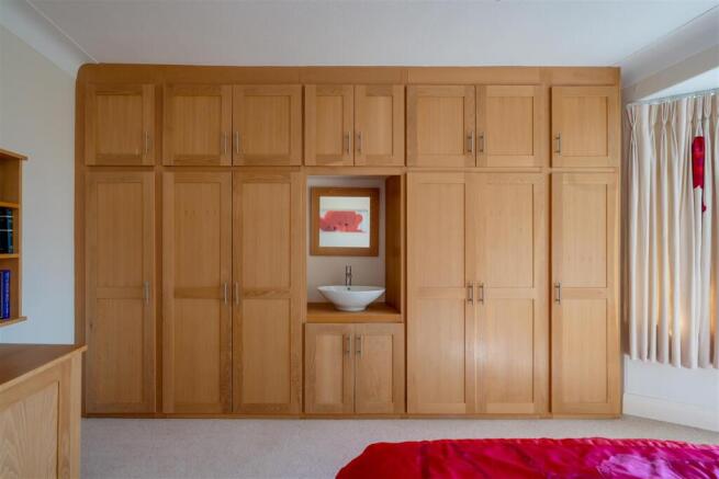 4 bed Detached for sale Image 8