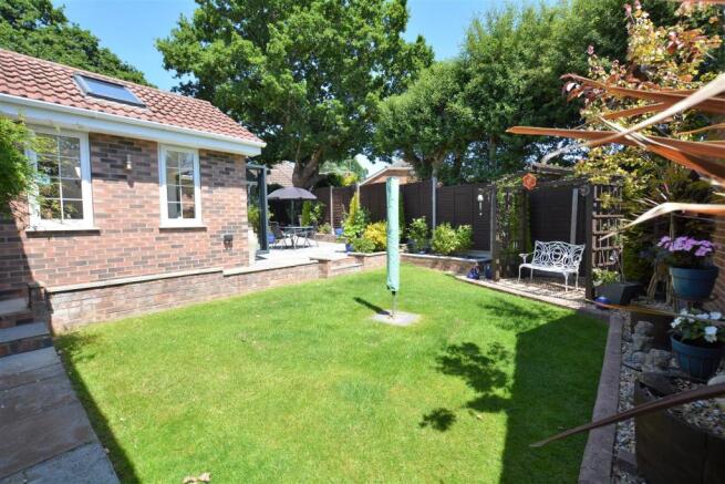 11. garden lawn to patio.JPG