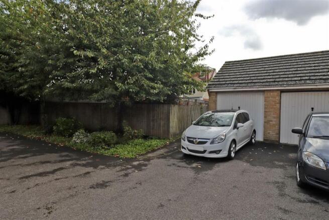 Garage/ parking space