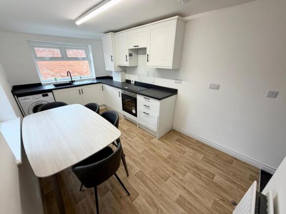3 bed End of Terrace to rent Image 4