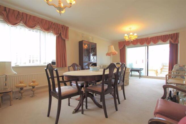 'L' Shape Lounge/ Dining Room